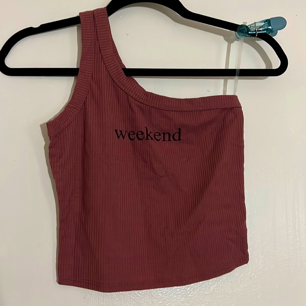 It’s a extra small top , slight pink color, looks burgundy, not used,